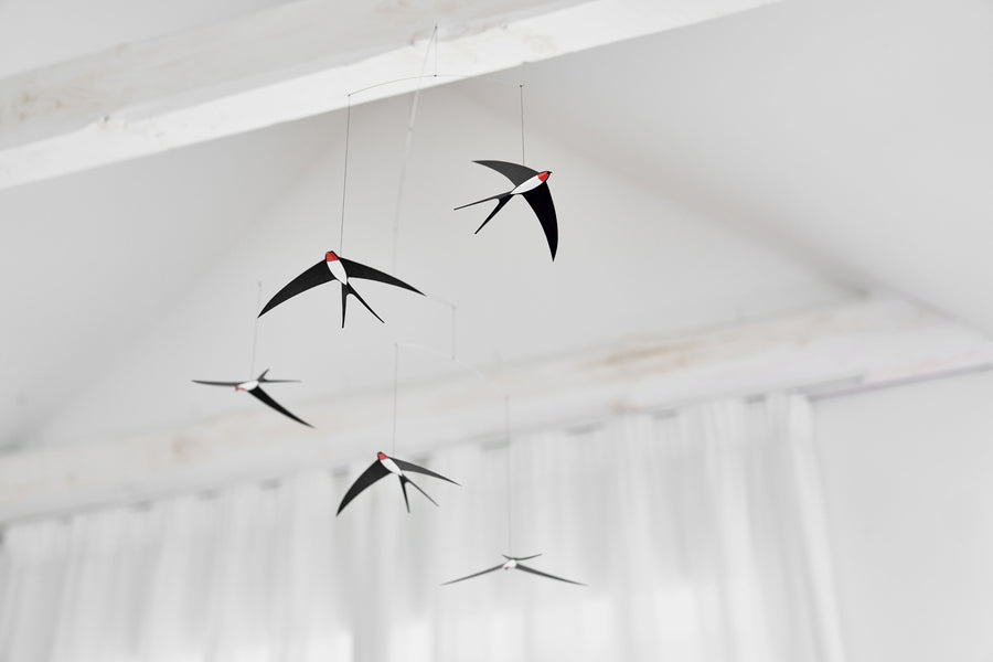 Flensted Hanging Art（フレンステッド・ハンギングアート）は、1954年にデンマークで誕生した北欧モビールの老舗ブランドです。創業者クリスチャン・フレンステッドと妻グレーテが自宅で最初のモビールを作ったことから始まり、現在も家族経営のもと、すべて手作業で丁寧に製作されています。風や空気の流れで繊細に揺れるモビールは、リビングや寝室、子供部屋、玄関、オフィスなど、さまざまな空間に静けさと調和をもたらします。北欧インテリアやモダンアートと調和するシンプルで洗練されたデザインは、出産祝いや引越し祝い、誕生日などのギフトにも最適。2024年にはブランド名を「Flensted mobiles」から「Flensted Hanging Art」へ刷新し、アート性とハンドメイドの温もりをそのままに、より現代的な世界観を発信しています。癒しの空間演出を求める方におすすめのインテリアアートです。