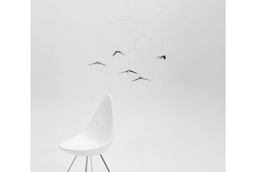 Flensted Hanging Art（フレンステッド・ハンギングアート）は、1954年にデンマークで誕生した北欧モビールの老舗ブランドです。創業者クリスチャン・フレンステッドと妻グレーテが自宅で最初のモビールを作ったことから始まり、現在も家族経営のもと、すべて手作業で丁寧に製作されています。風や空気の流れで繊細に揺れるモビールは、リビングや寝室、子供部屋、玄関、オフィスなど、さまざまな空間に静けさと調和をもたらします。北欧インテリアやモダンアートと調和するシンプルで洗練されたデザインは、出産祝いや引越し祝い、誕生日などのギフトにも最適。2024年にはブランド名を「Flensted mobiles」から「Flensted Hanging Art」へ刷新し、アート性とハンドメイドの温もりをそのままに、より現代的な世界観を発信しています。癒しの空間演出を求める方におすすめのインテリアアートです。