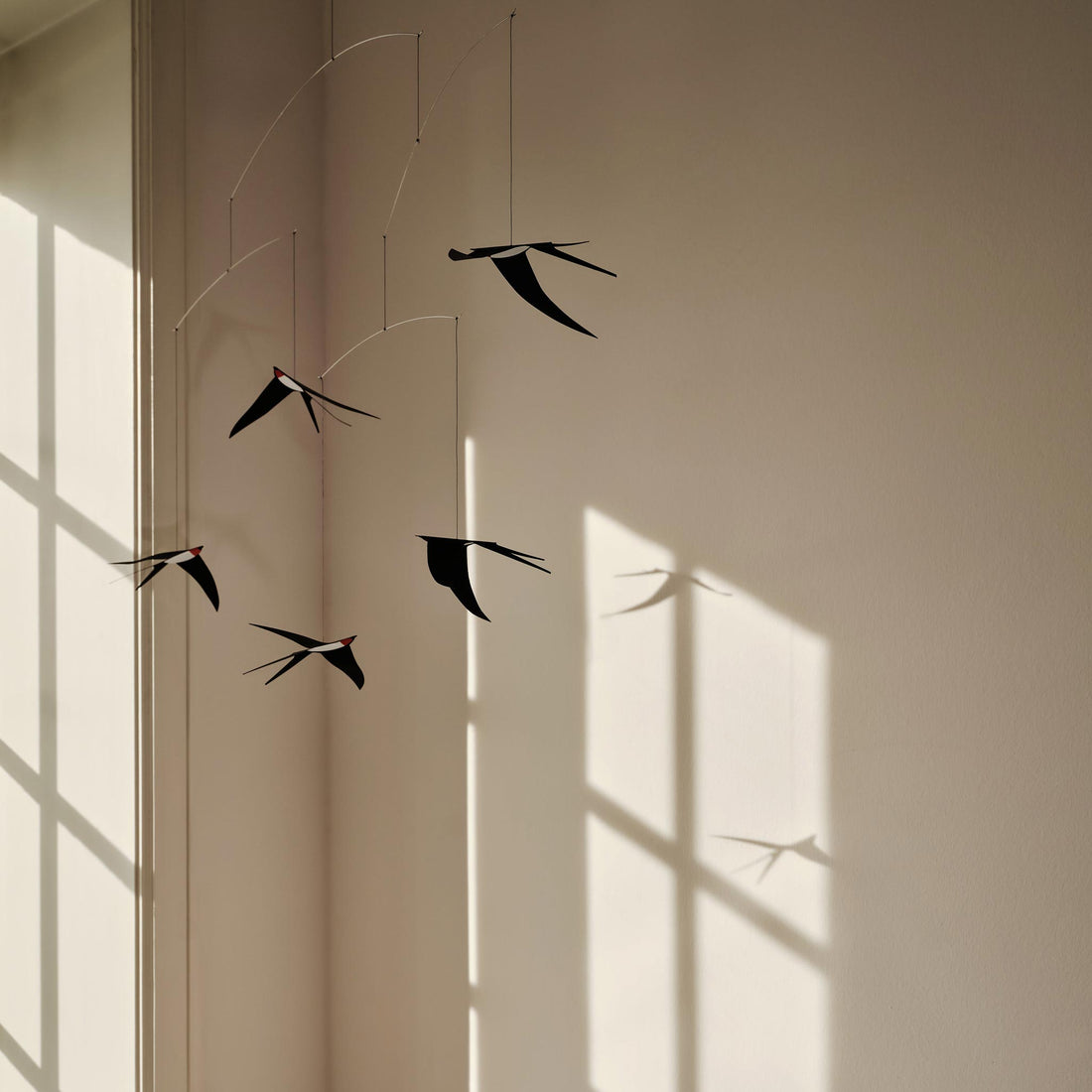 Flensted Hanging Art（フレンステッド・ハンギングアート）は、1954年にデンマークで誕生した北欧モビールの老舗ブランドです。創業者クリスチャン・フレンステッドと妻グレーテが自宅で最初のモビールを作ったことから始まり、現在も家族経営のもと、すべて手作業で丁寧に製作されています。風や空気の流れで繊細に揺れるモビールは、リビングや寝室、子供部屋、玄関、オフィスなど、さまざまな空間に静けさと調和をもたらします。北欧インテリアやモダンアートと調和するシンプルで洗練されたデザインは、出産祝いや引越し祝い、誕生日などのギフトにも最適。2024年にはブランド名を「Flensted mobiles」から「Flensted Hanging Art」へ刷新し、アート性とハンドメイドの温もりをそのままに、より現代的な世界観を発信しています。癒しの空間演出を求める方におすすめのインテリアアートです。