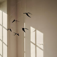 Flensted Hanging Art（フレンステッド・ハンギングアート）は、1954年にデンマークで誕生した北欧モビールの老舗ブランドです。創業者クリスチャン・フレンステッドと妻グレーテが自宅で最初のモビールを作ったことから始まり、現在も家族経営のもと、すべて手作業で丁寧に製作されています。風や空気の流れで繊細に揺れるモビールは、リビングや寝室、子供部屋、玄関、オフィスなど、さまざまな空間に静けさと調和をもたらします。北欧インテリアやモダンアートと調和するシンプルで洗練されたデザインは、出産祝いや引越し祝い、誕生日などのギフトにも最適。2024年にはブランド名を「Flensted mobiles」から「Flensted Hanging Art」へ刷新し、アート性とハンドメイドの温もりをそのままに、より現代的な世界観を発信しています。癒しの空間演出を求める方におすすめのインテリアアートです。