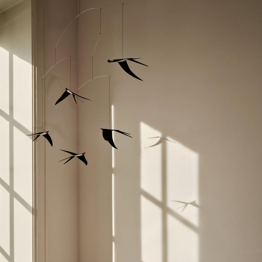 Flensted Hanging Art（フレンステッド・ハンギングアート）は、1954年にデンマークで誕生した北欧モビールの老舗ブランドです。創業者クリスチャン・フレンステッドと妻グレーテが自宅で最初のモビールを作ったことから始まり、現在も家族経営のもと、すべて手作業で丁寧に製作されています。風や空気の流れで繊細に揺れるモビールは、リビングや寝室、子供部屋、玄関、オフィスなど、さまざまな空間に静けさと調和をもたらします。北欧インテリアやモダンアートと調和するシンプルで洗練されたデザインは、出産祝いや引越し祝い、誕生日などのギフトにも最適。2024年にはブランド名を「Flensted mobiles」から「Flensted Hanging Art」へ刷新し、アート性とハンドメイドの温もりをそのままに、より現代的な世界観を発信しています。癒しの空間演出を求める方におすすめのインテリアアートです。