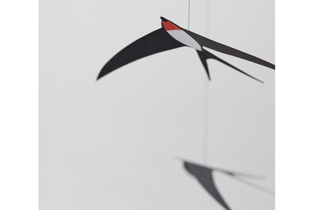 Flensted Hanging Art（フレンステッド・ハンギングアート）は、1954年にデンマークで誕生した北欧モビールの老舗ブランドです。創業者クリスチャン・フレンステッドと妻グレーテが自宅で最初のモビールを作ったことから始まり、現在も家族経営のもと、すべて手作業で丁寧に製作されています。風や空気の流れで繊細に揺れるモビールは、リビングや寝室、子供部屋、玄関、オフィスなど、さまざまな空間に静けさと調和をもたらします。北欧インテリアやモダンアートと調和するシンプルで洗練されたデザインは、出産祝いや引越し祝い、誕生日などのギフトにも最適。2024年にはブランド名を「Flensted mobiles」から「Flensted Hanging Art」へ刷新し、アート性とハンドメイドの温もりをそのままに、より現代的な世界観を発信しています。癒しの空間演出を求める方におすすめのインテリアアートです。