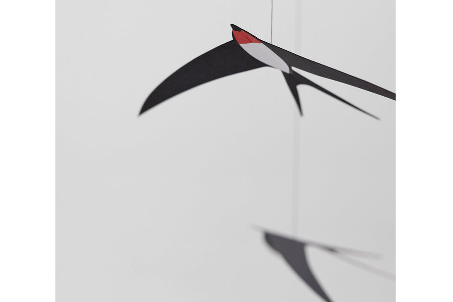 Flensted Hanging Art（フレンステッド・ハンギングアート）は、1954年にデンマークで誕生した北欧モビールの老舗ブランドです。創業者クリスチャン・フレンステッドと妻グレーテが自宅で最初のモビールを作ったことから始まり、現在も家族経営のもと、すべて手作業で丁寧に製作されています。風や空気の流れで繊細に揺れるモビールは、リビングや寝室、子供部屋、玄関、オフィスなど、さまざまな空間に静けさと調和をもたらします。北欧インテリアやモダンアートと調和するシンプルで洗練されたデザインは、出産祝いや引越し祝い、誕生日などのギフトにも最適。2024年にはブランド名を「Flensted mobiles」から「Flensted Hanging Art」へ刷新し、アート性とハンドメイドの温もりをそのままに、より現代的な世界観を発信しています。癒しの空間演出を求める方におすすめのインテリアアートです。