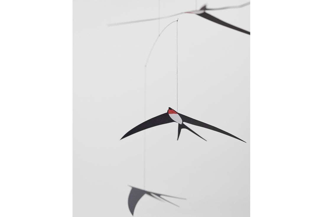 Flensted Hanging Art（フレンステッド・ハンギングアート）は、1954年にデンマークで誕生した北欧モビールの老舗ブランドです。創業者クリスチャン・フレンステッドと妻グレーテが自宅で最初のモビールを作ったことから始まり、現在も家族経営のもと、すべて手作業で丁寧に製作されています。風や空気の流れで繊細に揺れるモビールは、リビングや寝室、子供部屋、玄関、オフィスなど、さまざまな空間に静けさと調和をもたらします。北欧インテリアやモダンアートと調和するシンプルで洗練されたデザインは、出産祝いや引越し祝い、誕生日などのギフトにも最適。2024年にはブランド名を「Flensted mobiles」から「Flensted Hanging Art」へ刷新し、アート性とハンドメイドの温もりをそのままに、より現代的な世界観を発信しています。癒しの空間演出を求める方におすすめのインテリアアートです。