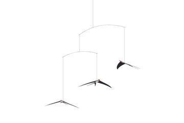 Flensted Hanging Art（フレンステッド・ハンギングアート）は、1954年にデンマークで誕生した北欧モビールの老舗ブランドです。創業者クリスチャン・フレンステッドと妻グレーテが自宅で最初のモビールを作ったことから始まり、現在も家族経営のもと、すべて手作業で丁寧に製作されています。風や空気の流れで繊細に揺れるモビールは、リビングや寝室、子供部屋、玄関、オフィスなど、さまざまな空間に静けさと調和をもたらします。北欧インテリアやモダンアートと調和するシンプルで洗練されたデザインは、出産祝いや引越し祝い、誕生日などのギフトにも最適。2024年にはブランド名を「Flensted mobiles」から「Flensted Hanging Art」へ刷新し、アート性とハンドメイドの温もりをそのままに、より現代的な世界観を発信しています。癒しの空間演出を求める方におすすめのインテリアアートです。