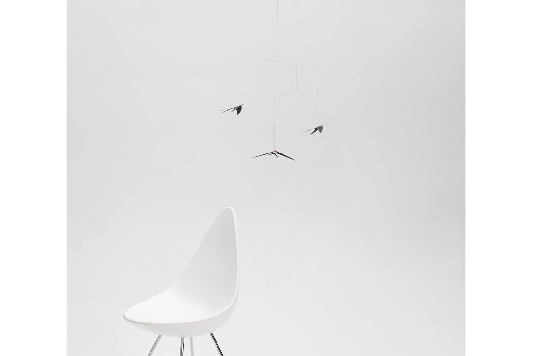 Flensted Hanging Art（フレンステッド・ハンギングアート）は、1954年にデンマークで誕生した北欧モビールの老舗ブランドです。創業者クリスチャン・フレンステッドと妻グレーテが自宅で最初のモビールを作ったことから始まり、現在も家族経営のもと、すべて手作業で丁寧に製作されています。風や空気の流れで繊細に揺れるモビールは、リビングや寝室、子供部屋、玄関、オフィスなど、さまざまな空間に静けさと調和をもたらします。北欧インテリアやモダンアートと調和するシンプルで洗練されたデザインは、出産祝いや引越し祝い、誕生日などのギフトにも最適。2024年にはブランド名を「Flensted mobiles」から「Flensted Hanging Art」へ刷新し、アート性とハンドメイドの温もりをそのままに、より現代的な世界観を発信しています。癒しの空間演出を求める方におすすめのインテリアアートです。