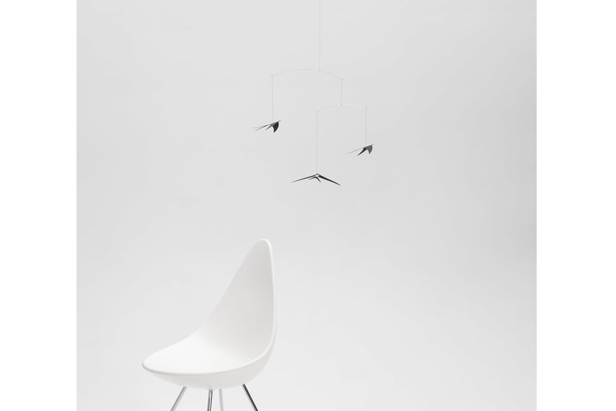 Flensted Hanging Art（フレンステッド・ハンギングアート）は、1954年にデンマークで誕生した北欧モビールの老舗ブランドです。創業者クリスチャン・フレンステッドと妻グレーテが自宅で最初のモビールを作ったことから始まり、現在も家族経営のもと、すべて手作業で丁寧に製作されています。風や空気の流れで繊細に揺れるモビールは、リビングや寝室、子供部屋、玄関、オフィスなど、さまざまな空間に静けさと調和をもたらします。北欧インテリアやモダンアートと調和するシンプルで洗練されたデザインは、出産祝いや引越し祝い、誕生日などのギフトにも最適。2024年にはブランド名を「Flensted mobiles」から「Flensted Hanging Art」へ刷新し、アート性とハンドメイドの温もりをそのままに、より現代的な世界観を発信しています。癒しの空間演出を求める方におすすめのインテリアアートです。