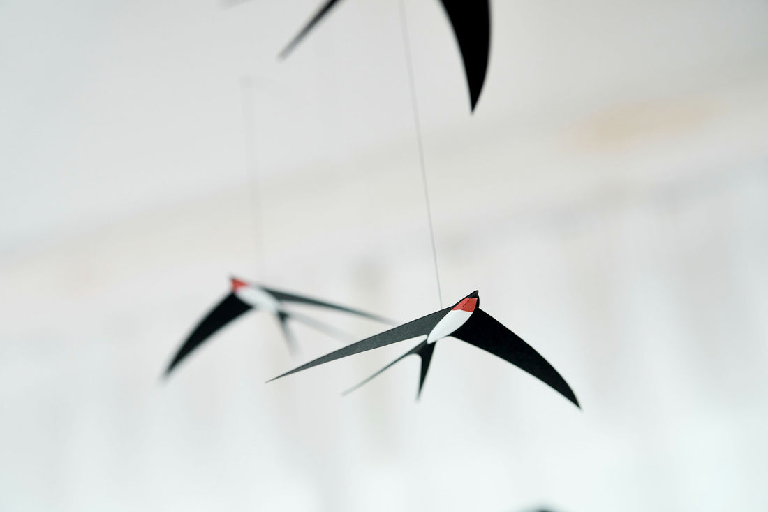 Flensted Hanging Art（フレンステッド・ハンギングアート）は、1954年にデンマークで誕生した北欧モビールの老舗ブランドです。創業者クリスチャン・フレンステッドと妻グレーテが自宅で最初のモビールを作ったことから始まり、現在も家族経営のもと、すべて手作業で丁寧に製作されています。風や空気の流れで繊細に揺れるモビールは、リビングや寝室、子供部屋、玄関、オフィスなど、さまざまな空間に静けさと調和をもたらします。北欧インテリアやモダンアートと調和するシンプルで洗練されたデザインは、出産祝いや引越し祝い、誕生日などのギフトにも最適。2024年にはブランド名を「Flensted mobiles」から「Flensted Hanging Art」へ刷新し、アート性とハンドメイドの温もりをそのままに、より現代的な世界観を発信しています。癒しの空間演出を求める方におすすめのインテリアアートです。