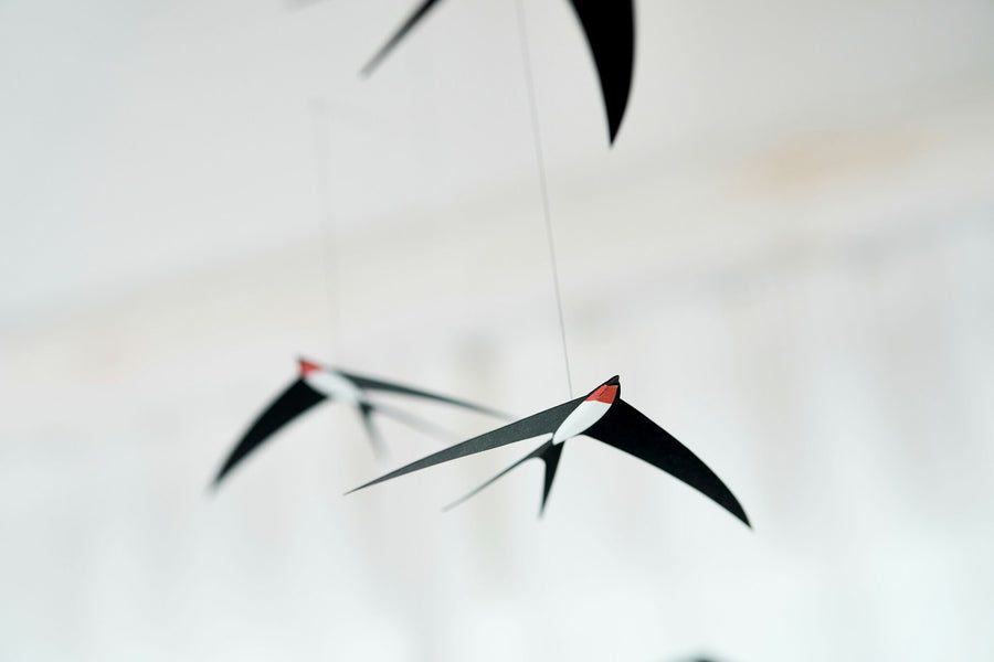 Flensted Hanging Art（フレンステッド・ハンギングアート）は、1954年にデンマークで誕生した北欧モビールの老舗ブランドです。創業者クリスチャン・フレンステッドと妻グレーテが自宅で最初のモビールを作ったことから始まり、現在も家族経営のもと、すべて手作業で丁寧に製作されています。風や空気の流れで繊細に揺れるモビールは、リビングや寝室、子供部屋、玄関、オフィスなど、さまざまな空間に静けさと調和をもたらします。北欧インテリアやモダンアートと調和するシンプルで洗練されたデザインは、出産祝いや引越し祝い、誕生日などのギフトにも最適。2024年にはブランド名を「Flensted mobiles」から「Flensted Hanging Art」へ刷新し、アート性とハンドメイドの温もりをそのままに、より現代的な世界観を発信しています。癒しの空間演出を求める方におすすめのインテリアアートです。