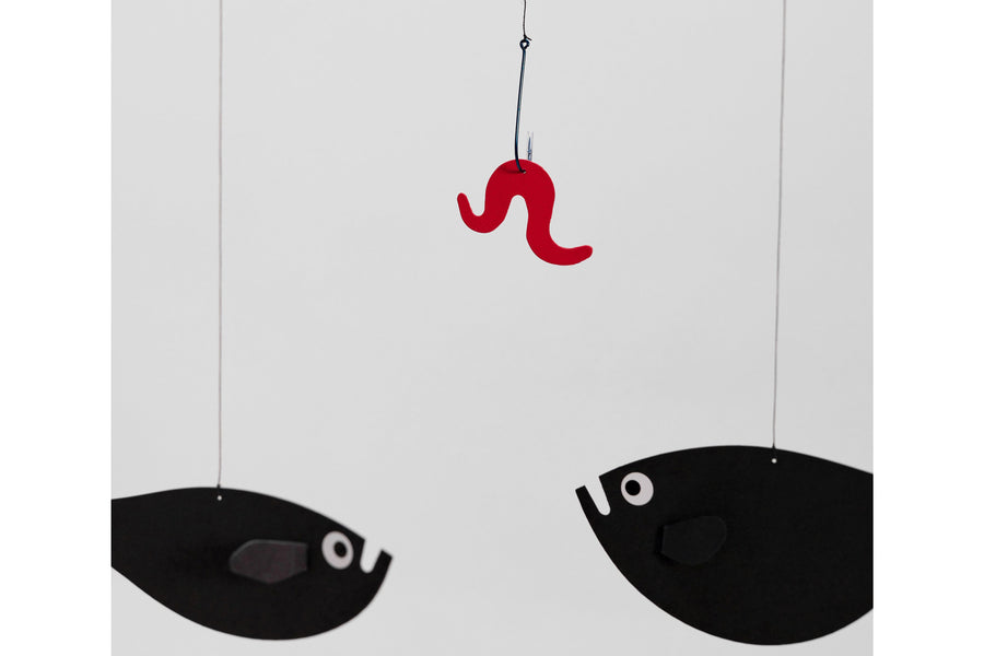 Flensted Hanging Art（フレンステッド・ハンギングアート）は、1954年にデンマークで誕生した北欧モビールの老舗ブランドです。創業者クリスチャン・フレンステッドと妻グレーテが自宅で最初のモビールを作ったことから始まり、現在も家族経営のもと、すべて手作業で丁寧に製作されています。風や空気の流れで繊細に揺れるモビールは、リビングや寝室、子供部屋、玄関、オフィスなど、さまざまな空間に静けさと調和をもたらします。北欧インテリアやモダンアートと調和するシンプルで洗練されたデザインは、出産祝いや引越し祝い、誕生日などのギフトにも最適。2024年にはブランド名を「Flensted mobiles」から「Flensted Hanging Art」へ刷新し、アート性とハンドメイドの温もりをそのままに、より現代的な世界観を発信しています。癒しの空間演出を求める方におすすめのインテリアアートです。