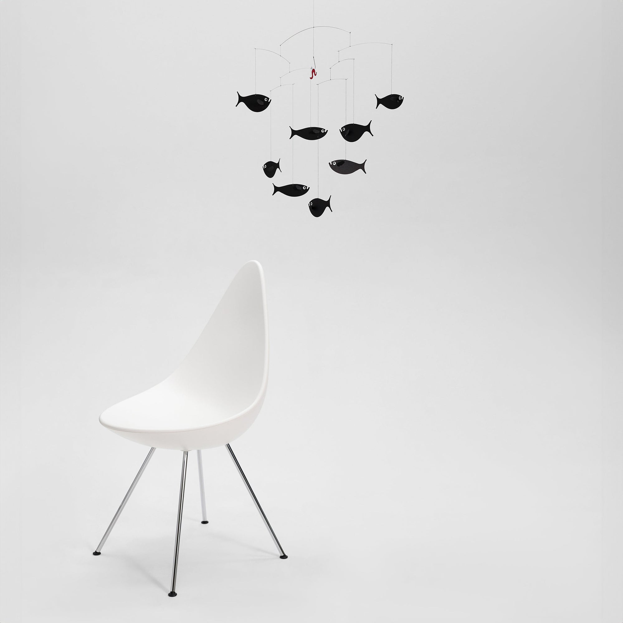Flensted Mobiles（フレンステッド・モビール）は、1953年創業のデンマーク発・モビール専門ブランド。北欧デザインの文脈に立脚し、造形・質量配分・回転慣性を最適化して、わずかな気流でも自律的に表情を変える構成美を追求します。各パーツは重心とトルクの釣り合いを精密に設計し、静止と運動のあいだを往還する“動く彫刻”として空間に時間軸を付与。代表作「Lucky Storks」から幾何学、鳥類、気球まで多彩で、紙・ステンレス・木材の軽量構造は施工負荷が小さく、住宅・商業・ホスピタリティ・キッズ空間に適合します。現在もデンマーク国内で手作業組立・品質管理を徹底し、視覚ノイズを抑えた運動リズムが集中・鎮静・遊び心をもたらします。北欧インテリアの天井飾りや吊り下げモビールとして、リビング・子供部屋・出産祝いギフトに最適なデンマーク製の正規品です。