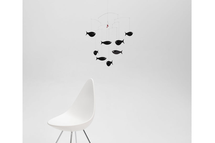 Flensted Hanging Art（フレンステッド・ハンギングアート）は、1954年にデンマークで誕生した北欧モビールの老舗ブランドです。創業者クリスチャン・フレンステッドと妻グレーテが自宅で最初のモビールを作ったことから始まり、現在も家族経営のもと、すべて手作業で丁寧に製作されています。風や空気の流れで繊細に揺れるモビールは、リビングや寝室、子供部屋、玄関、オフィスなど、さまざまな空間に静けさと調和をもたらします。北欧インテリアやモダンアートと調和するシンプルで洗練されたデザインは、出産祝いや引越し祝い、誕生日などのギフトにも最適。2024年にはブランド名を「Flensted mobiles」から「Flensted Hanging Art」へ刷新し、アート性とハンドメイドの温もりをそのままに、より現代的な世界観を発信しています。癒しの空間演出を求める方におすすめのインテリアアートです。