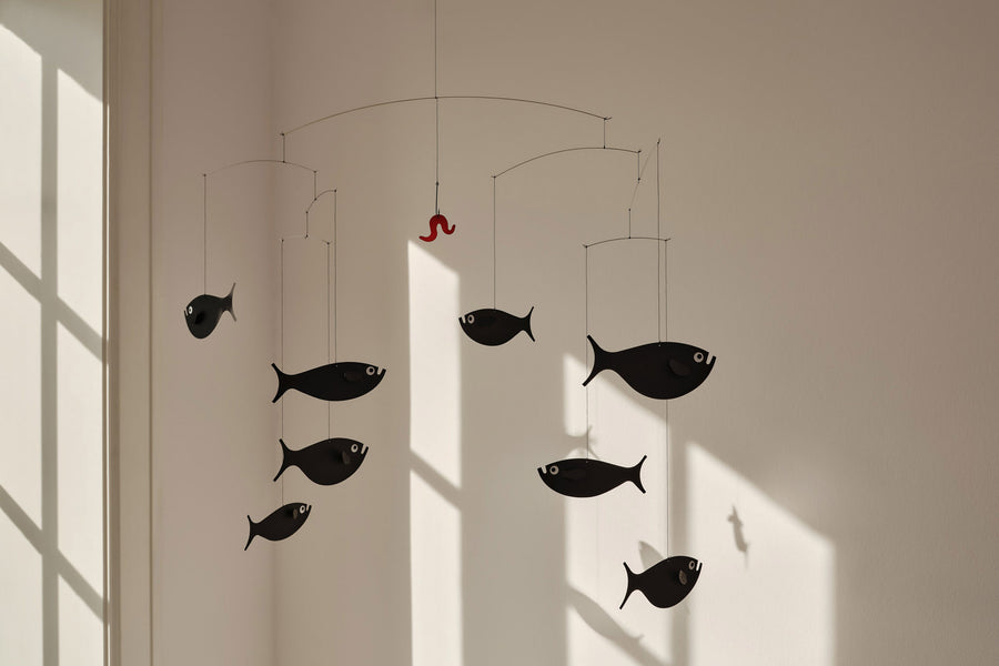 Flensted Hanging Art（フレンステッド・ハンギングアート）は、1954年にデンマークで誕生した北欧モビールの老舗ブランドです。創業者クリスチャン・フレンステッドと妻グレーテが自宅で最初のモビールを作ったことから始まり、現在も家族経営のもと、すべて手作業で丁寧に製作されています。風や空気の流れで繊細に揺れるモビールは、リビングや寝室、子供部屋、玄関、オフィスなど、さまざまな空間に静けさと調和をもたらします。北欧インテリアやモダンアートと調和するシンプルで洗練されたデザインは、出産祝いや引越し祝い、誕生日などのギフトにも最適。2024年にはブランド名を「Flensted mobiles」から「Flensted Hanging Art」へ刷新し、アート性とハンドメイドの温もりをそのままに、より現代的な世界観を発信しています。癒しの空間演出を求める方におすすめのインテリアアートです。