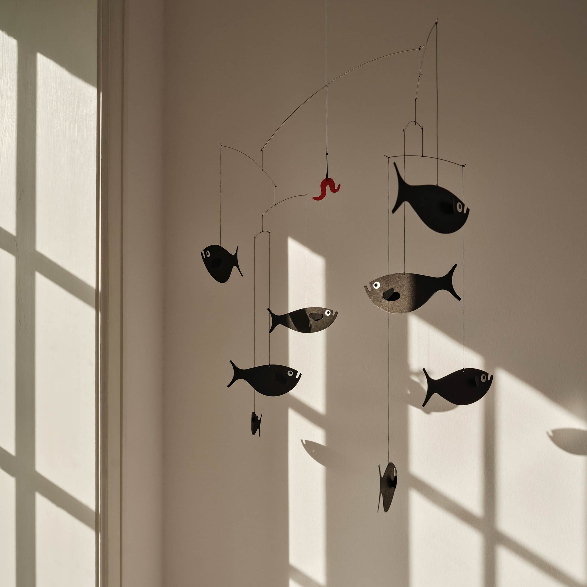 Flensted Mobiles（フレンステッド・モビール）は、1953年創業のデンマーク発・モビール専門ブランド。北欧デザインの文脈に立脚し、造形・質量配分・回転慣性を最適化して、わずかな気流でも自律的に表情を変える構成美を追求します。各パーツは重心とトルクの釣り合いを精密に設計し、静止と運動のあいだを往還する“動く彫刻”として空間に時間軸を付与。代表作「Lucky Storks」から幾何学、鳥類、気球まで多彩で、紙・ステンレス・木材の軽量構造は施工負荷が小さく、住宅・商業・ホスピタリティ・キッズ空間に適合します。現在もデンマーク国内で手作業組立・品質管理を徹底し、視覚ノイズを抑えた運動リズムが集中・鎮静・遊び心をもたらします。北欧インテリアの天井飾りや吊り下げモビールとして、リビング・子供部屋・出産祝いギフトに最適なデンマーク製の正規品です。