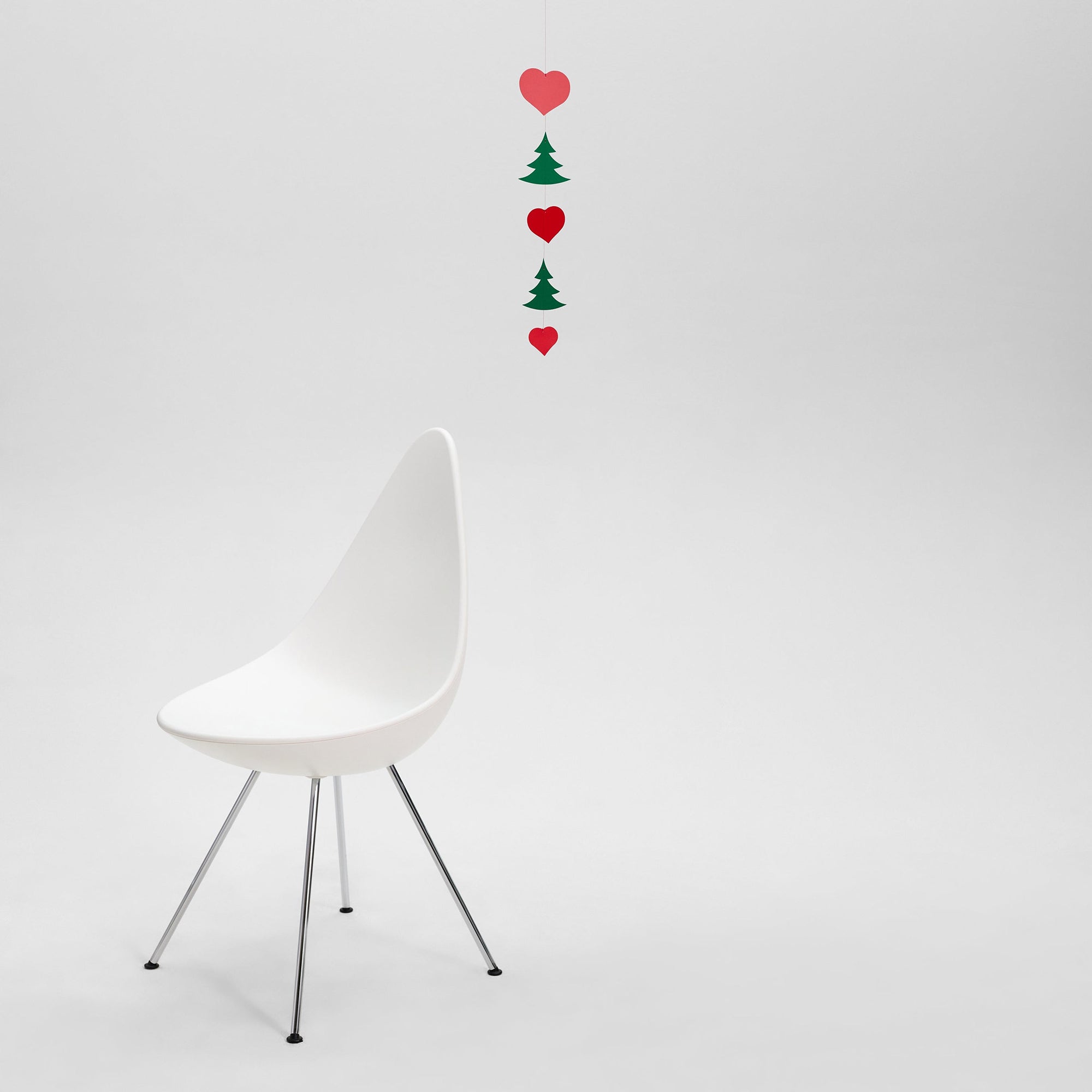 Flensted Mobiles（フレンステッド・モビール）は、1953年創業のデンマーク発・モビール専門ブランド。北欧デザインの文脈に立脚し、造形・質量配分・回転慣性を最適化して、わずかな気流でも自律的に表情を変える構成美を追求します。各パーツは重心とトルクの釣り合いを精密に設計し、静止と運動のあいだを往還する“動く彫刻”として空間に時間軸を付与。代表作「Lucky Storks」から幾何学、鳥類、気球まで多彩で、紙・ステンレス・木材の軽量構造は施工負荷が小さく、住宅・商業・ホスピタリティ・キッズ空間に適合します。現在もデンマーク国内で手作業組立・品質管理を徹底し、視覚ノイズを抑えた運動リズムが集中・鎮静・遊び心をもたらします。北欧インテリアの天井飾りや吊り下げモビールとして、リビング・子供部屋・出産祝いギフトに最適なデンマーク製の正規品です。