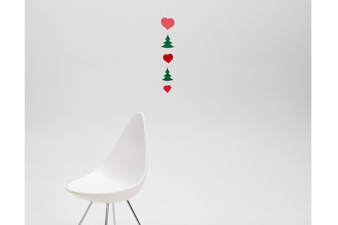 Flensted Hanging Art（フレンステッド・ハンギングアート）は、1954年にデンマークで誕生した北欧モビールの老舗ブランドです。創業者クリスチャン・フレンステッドと妻グレーテが自宅で最初のモビールを作ったことから始まり、現在も家族経営のもと、すべて手作業で丁寧に製作されています。風や空気の流れで繊細に揺れるモビールは、リビングや寝室、子供部屋、玄関、オフィスなど、さまざまな空間に静けさと調和をもたらします。北欧インテリアやモダンアートと調和するシンプルで洗練されたデザインは、出産祝いや引越し祝い、誕生日などのギフトにも最適。2024年にはブランド名を「Flensted mobiles」から「Flensted Hanging Art」へ刷新し、アート性とハンドメイドの温もりをそのままに、より現代的な世界観を発信しています。癒しの空間演出を求める方におすすめのインテリアアートです。