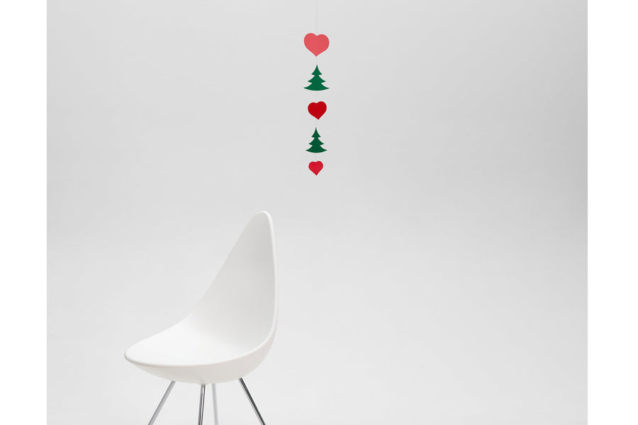Flensted Hanging Art（フレンステッド・ハンギングアート）は、1954年にデンマークで誕生した北欧モビールの老舗ブランドです。創業者クリスチャン・フレンステッドと妻グレーテが自宅で最初のモビールを作ったことから始まり、現在も家族経営のもと、すべて手作業で丁寧に製作されています。風や空気の流れで繊細に揺れるモビールは、リビングや寝室、子供部屋、玄関、オフィスなど、さまざまな空間に静けさと調和をもたらします。北欧インテリアやモダンアートと調和するシンプルで洗練されたデザインは、出産祝いや引越し祝い、誕生日などのギフトにも最適。2024年にはブランド名を「Flensted mobiles」から「Flensted Hanging Art」へ刷新し、アート性とハンドメイドの温もりをそのままに、より現代的な世界観を発信しています。癒しの空間演出を求める方におすすめのインテリアアートです。