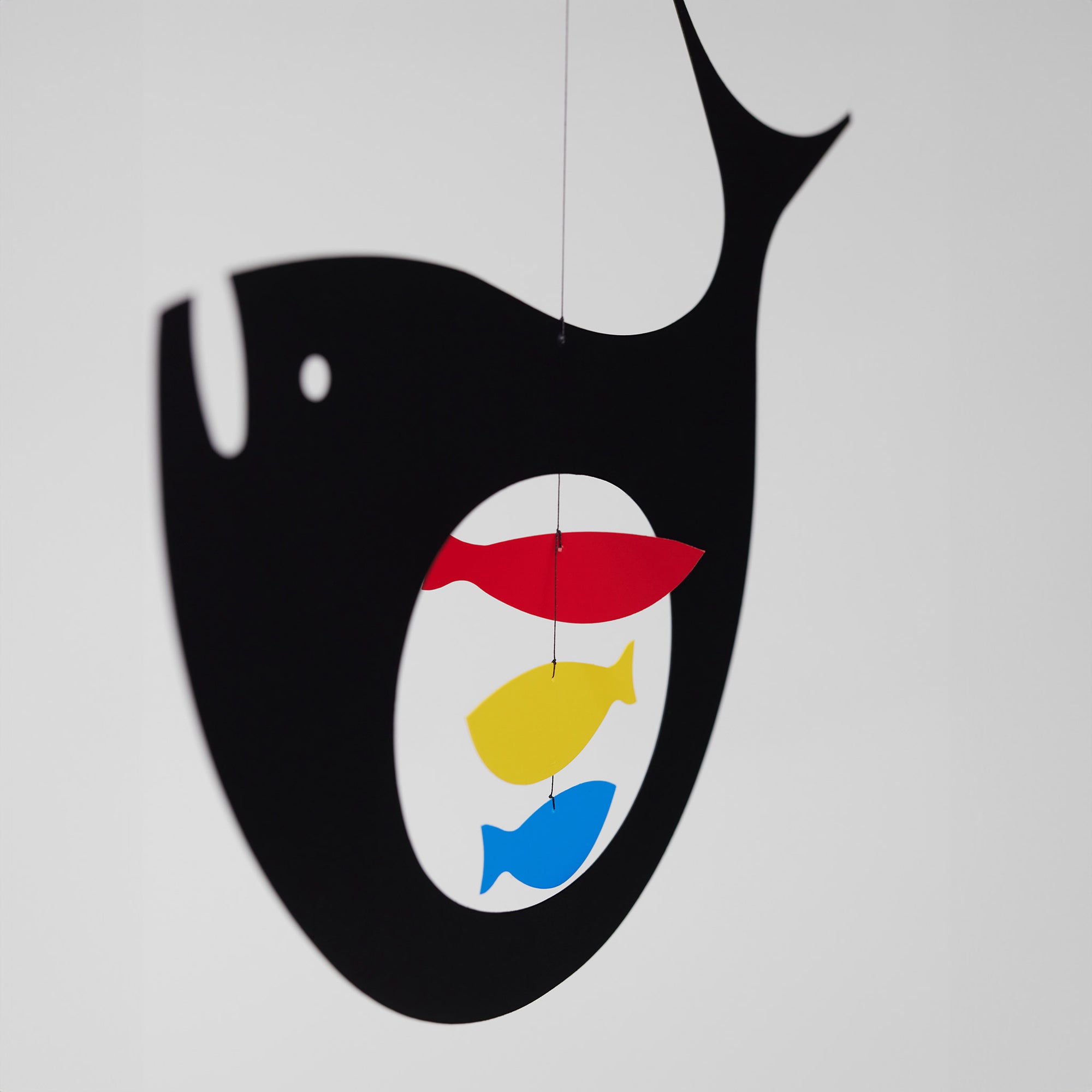 Flensted Mobiles（フレンステッド・モビール）は、1953年創業のデンマーク発・モビール専門ブランド。北欧デザインの文脈に立脚し、造形・質量配分・回転慣性を最適化して、わずかな気流でも自律的に表情を変える構成美を追求します。各パーツは重心とトルクの釣り合いを精密に設計し、静止と運動のあいだを往還する“動く彫刻”として空間に時間軸を付与。代表作「Lucky Storks」から幾何学、鳥類、気球まで多彩で、紙・ステンレス・木材の軽量構造は施工負荷が小さく、住宅・商業・ホスピタリティ・キッズ空間に適合します。現在もデンマーク国内で手作業組立・品質管理を徹底し、視覚ノイズを抑えた運動リズムが集中・鎮静・遊び心をもたらします。北欧インテリアの天井飾りや吊り下げモビールとして、リビング・子供部屋・出産祝いギフトに最適なデンマーク製の正規品です。