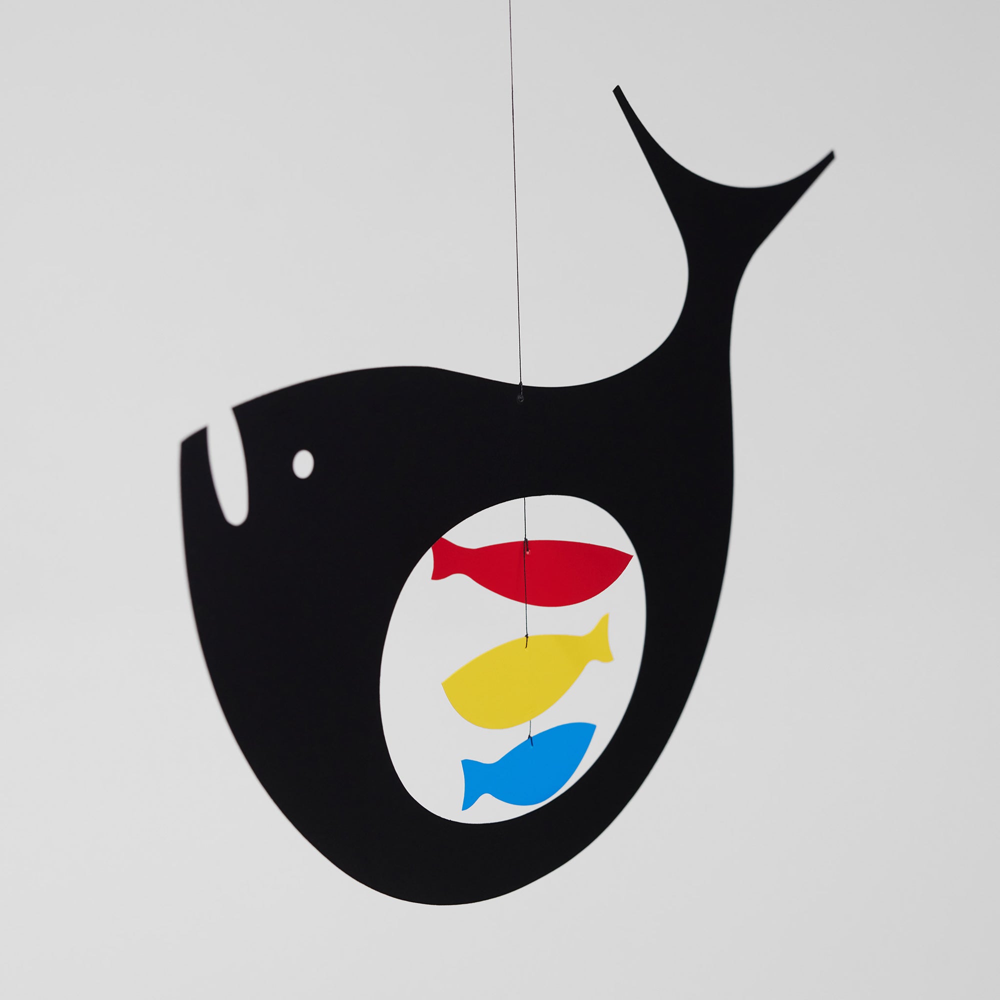 Flensted Mobiles（フレンステッド・モビール）は、1953年創業のデンマーク発・モビール専門ブランド。北欧デザインの文脈に立脚し、造形・質量配分・回転慣性を最適化して、わずかな気流でも自律的に表情を変える構成美を追求します。各パーツは重心とトルクの釣り合いを精密に設計し、静止と運動のあいだを往還する“動く彫刻”として空間に時間軸を付与。代表作「Lucky Storks」から幾何学、鳥類、気球まで多彩で、紙・ステンレス・木材の軽量構造は施工負荷が小さく、住宅・商業・ホスピタリティ・キッズ空間に適合します。現在もデンマーク国内で手作業組立・品質管理を徹底し、視覚ノイズを抑えた運動リズムが集中・鎮静・遊び心をもたらします。北欧インテリアの天井飾りや吊り下げモビールとして、リビング・子供部屋・出産祝いギフトに最適なデンマーク製の正規品です。