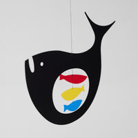Flensted Mobiles（フレンステッド・モビール）は、1953年創業のデンマーク発・モビール専門ブランド。北欧デザインの文脈に立脚し、造形・質量配分・回転慣性を最適化して、わずかな気流でも自律的に表情を変える構成美を追求します。各パーツは重心とトルクの釣り合いを精密に設計し、静止と運動のあいだを往還する“動く彫刻”として空間に時間軸を付与。代表作「Lucky Storks」から幾何学、鳥類、気球まで多彩で、紙・ステンレス・木材の軽量構造は施工負荷が小さく、住宅・商業・ホスピタリティ・キッズ空間に適合します。現在もデンマーク国内で手作業組立・品質管理を徹底し、視覚ノイズを抑えた運動リズムが集中・鎮静・遊び心をもたらします。北欧インテリアの天井飾りや吊り下げモビールとして、リビング・子供部屋・出産祝いギフトに最適なデンマーク製の正規品です。