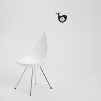 Flensted Mobiles（フレンステッド・モビール）は、1953年創業のデンマーク発・モビール専門ブランド。北欧デザインの文脈に立脚し、造形・質量配分・回転慣性を最適化して、わずかな気流でも自律的に表情を変える構成美を追求します。各パーツは重心とトルクの釣り合いを精密に設計し、静止と運動のあいだを往還する“動く彫刻”として空間に時間軸を付与。代表作「Lucky Storks」から幾何学、鳥類、気球まで多彩で、紙・ステンレス・木材の軽量構造は施工負荷が小さく、住宅・商業・ホスピタリティ・キッズ空間に適合します。現在もデンマーク国内で手作業組立・品質管理を徹底し、視覚ノイズを抑えた運動リズムが集中・鎮静・遊び心をもたらします。北欧インテリアの天井飾りや吊り下げモビールとして、リビング・子供部屋・出産祝いギフトに最適なデンマーク製の正規品です。