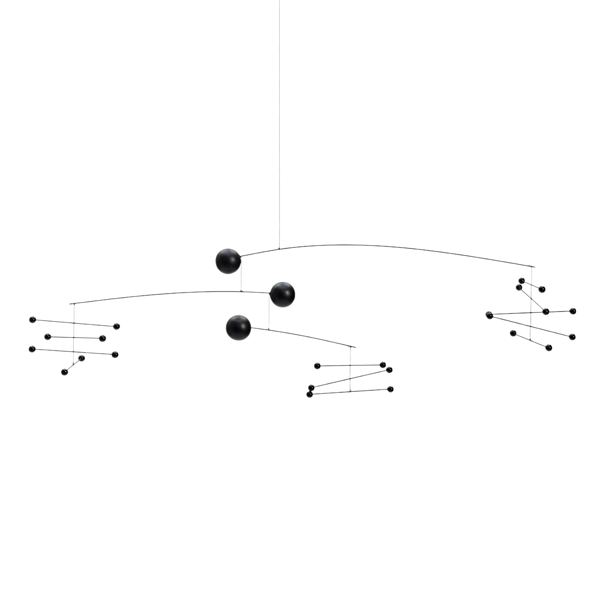 Flensted Mobiles（フレンステッド・モビール）は、1953年創業のデンマーク発・モビール専門ブランド。北欧デザインの文脈に立脚し、造形・質量配分・回転慣性を最適化して、わずかな気流でも自律的に表情を変える構成美を追求します。各パーツは重心とトルクの釣り合いを精密に設計し、静止と運動のあいだを往還する“動く彫刻”として空間に時間軸を付与。代表作「Lucky Storks」から幾何学、鳥類、気球まで多彩で、紙・ステンレス・木材の軽量構造は施工負荷が小さく、住宅・商業・ホスピタリティ・キッズ空間に適合します。現在もデンマーク国内で手作業組立・品質管理を徹底し、視覚ノイズを抑えた運動リズムが集中・鎮静・遊び心をもたらします。北欧インテリアの天井飾りや吊り下げモビールとして、リビング・子供部屋・出産祝いギフトに最適なデンマーク製の正規品です。