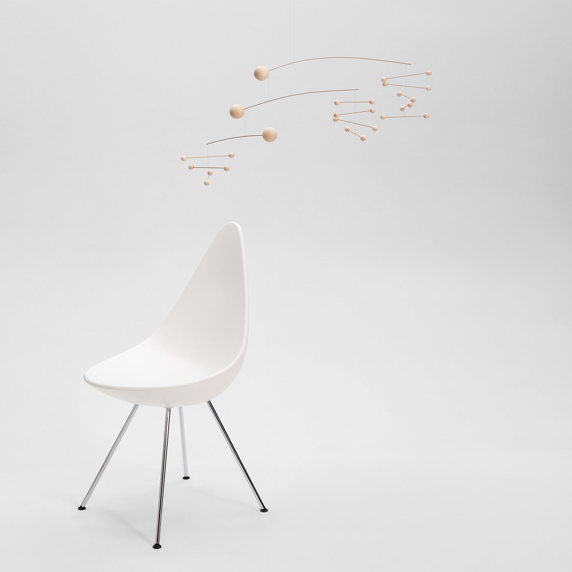 Flensted Mobiles（フレンステッド・モビール）は、1953年創業のデンマーク発・モビール専門ブランド。北欧デザインの文脈に立脚し、造形・質量配分・回転慣性を最適化して、わずかな気流でも自律的に表情を変える構成美を追求します。各パーツは重心とトルクの釣り合いを精密に設計し、静止と運動のあいだを往還する“動く彫刻”として空間に時間軸を付与。代表作「Lucky Storks」から幾何学、鳥類、気球まで多彩で、紙・ステンレス・木材の軽量構造は施工負荷が小さく、住宅・商業・ホスピタリティ・キッズ空間に適合します。現在もデンマーク国内で手作業組立・品質管理を徹底し、視覚ノイズを抑えた運動リズムが集中・鎮静・遊び心をもたらします。北欧インテリアの天井飾りや吊り下げモビールとして、リビング・子供部屋・出産祝いギフトに最適なデンマーク製の正規品です。