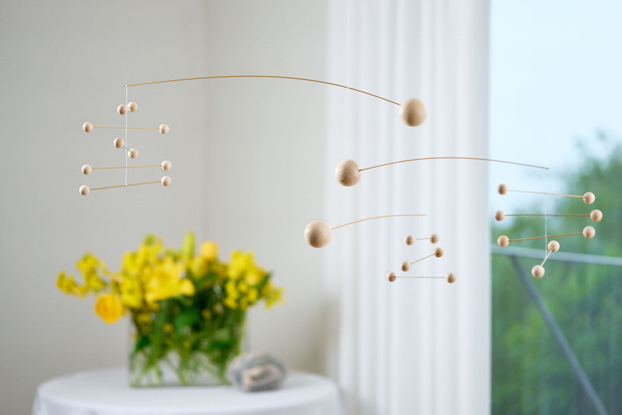 Flensted Hanging Art（フレンステッド・ハンギングアート）は、1954年にデンマークで誕生した北欧モビールの老舗ブランドです。創業者クリスチャン・フレンステッドと妻グレーテが自宅で最初のモビールを作ったことから始まり、現在も家族経営のもと、すべて手作業で丁寧に製作されています。風や空気の流れで繊細に揺れるモビールは、リビングや寝室、子供部屋、玄関、オフィスなど、さまざまな空間に静けさと調和をもたらします。北欧インテリアやモダンアートと調和するシンプルで洗練されたデザインは、出産祝いや引越し祝い、誕生日などのギフトにも最適。2024年にはブランド名を「Flensted mobiles」から「Flensted Hanging Art」へ刷新し、アート性とハンドメイドの温もりをそのままに、より現代的な世界観を発信しています。癒しの空間演出を求める方におすすめのインテリアアートです。