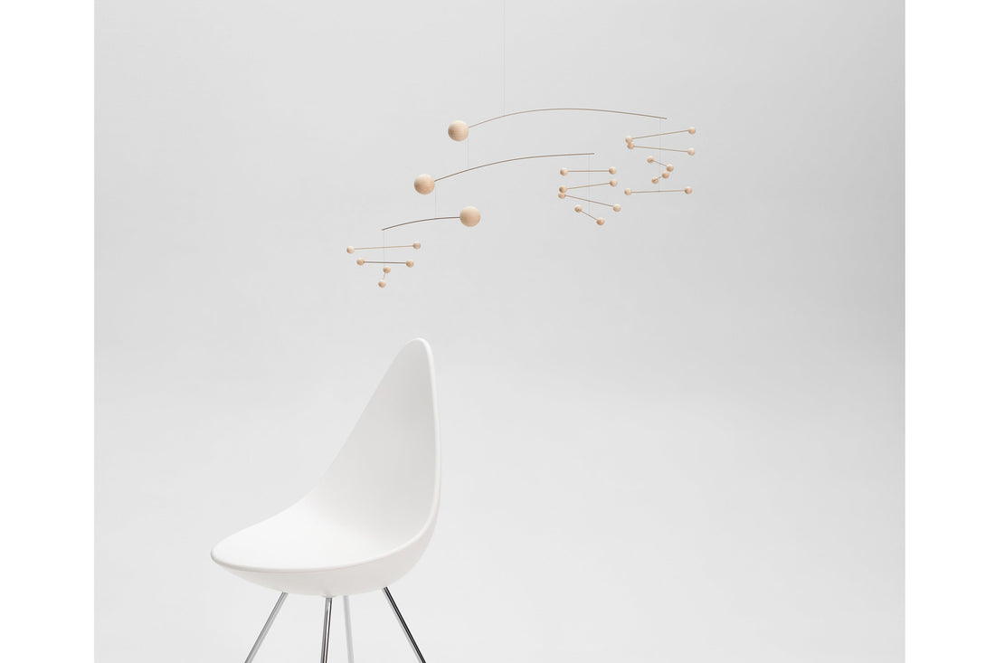 Flensted Hanging Art（フレンステッド・ハンギングアート）は、1954年にデンマークで誕生した北欧モビールの老舗ブランドです。創業者クリスチャン・フレンステッドと妻グレーテが自宅で最初のモビールを作ったことから始まり、現在も家族経営のもと、すべて手作業で丁寧に製作されています。風や空気の流れで繊細に揺れるモビールは、リビングや寝室、子供部屋、玄関、オフィスなど、さまざまな空間に静けさと調和をもたらします。北欧インテリアやモダンアートと調和するシンプルで洗練されたデザインは、出産祝いや引越し祝い、誕生日などのギフトにも最適。2024年にはブランド名を「Flensted mobiles」から「Flensted Hanging Art」へ刷新し、アート性とハンドメイドの温もりをそのままに、より現代的な世界観を発信しています。癒しの空間演出を求める方におすすめのインテリアアートです。