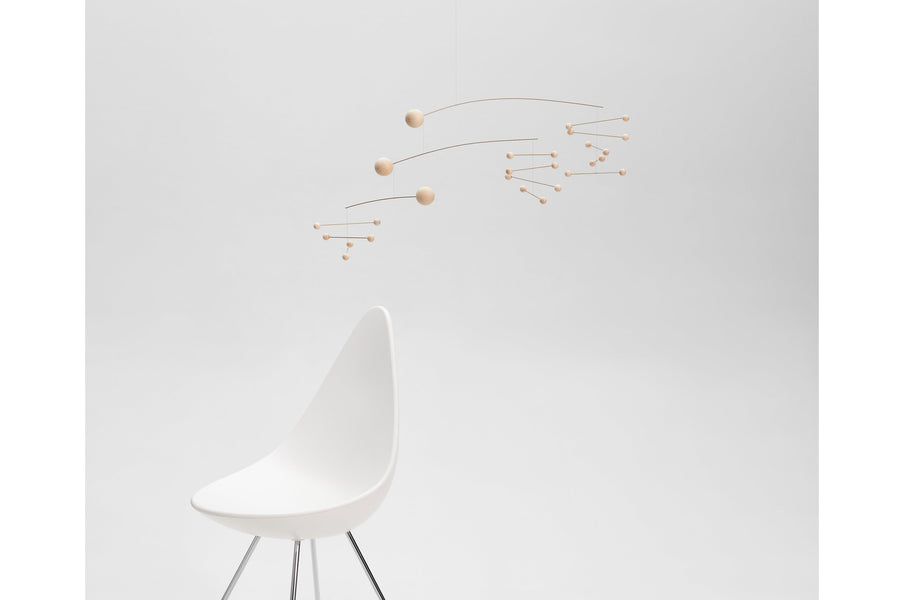 Flensted Hanging Art（フレンステッド・ハンギングアート）は、1954年にデンマークで誕生した北欧モビールの老舗ブランドです。創業者クリスチャン・フレンステッドと妻グレーテが自宅で最初のモビールを作ったことから始まり、現在も家族経営のもと、すべて手作業で丁寧に製作されています。風や空気の流れで繊細に揺れるモビールは、リビングや寝室、子供部屋、玄関、オフィスなど、さまざまな空間に静けさと調和をもたらします。北欧インテリアやモダンアートと調和するシンプルで洗練されたデザインは、出産祝いや引越し祝い、誕生日などのギフトにも最適。2024年にはブランド名を「Flensted mobiles」から「Flensted Hanging Art」へ刷新し、アート性とハンドメイドの温もりをそのままに、より現代的な世界観を発信しています。癒しの空間演出を求める方におすすめのインテリアアートです。
