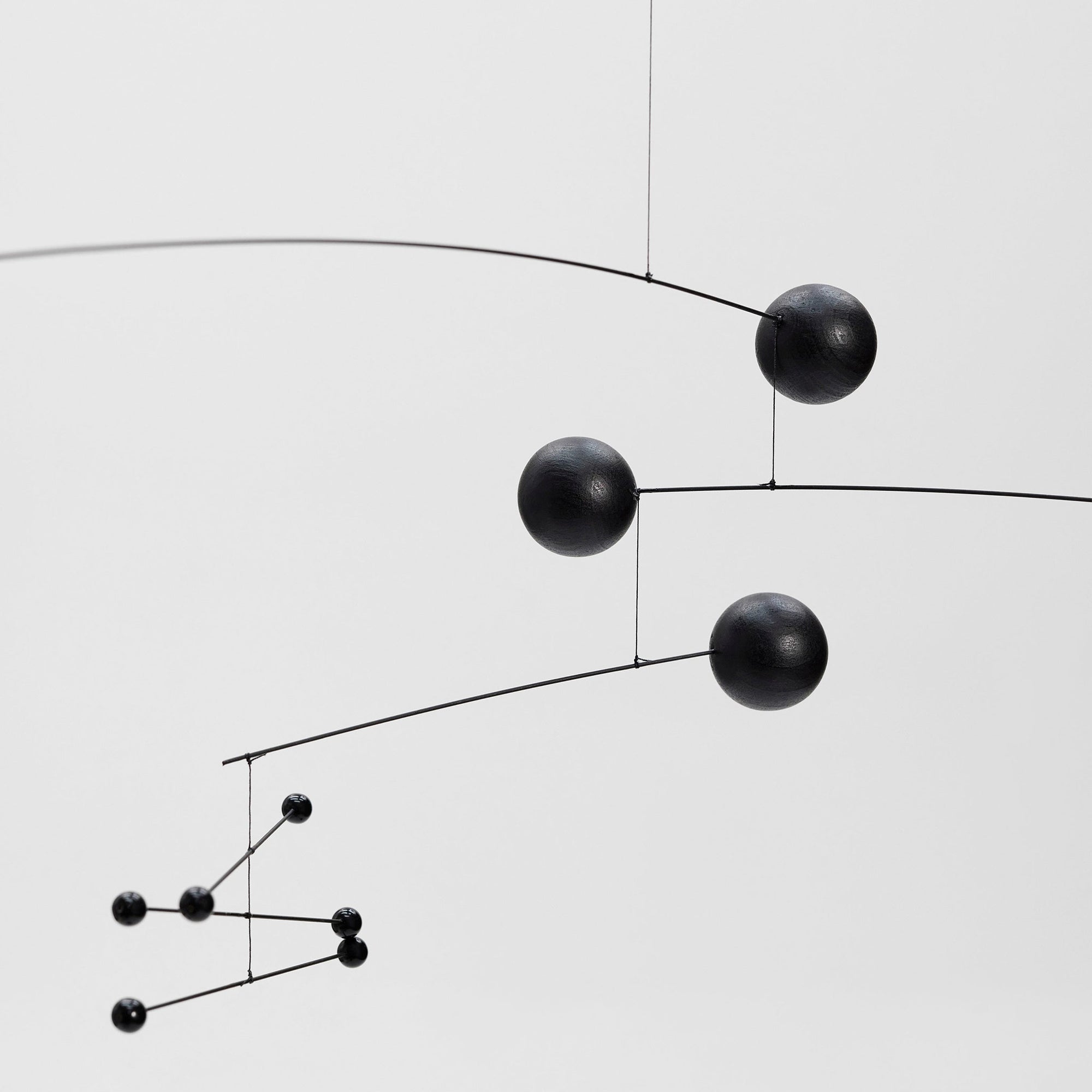 Flensted Mobiles（フレンステッド・モビール）は、1953年創業のデンマーク発・モビール専門ブランド。北欧デザインの文脈に立脚し、造形・質量配分・回転慣性を最適化して、わずかな気流でも自律的に表情を変える構成美を追求します。各パーツは重心とトルクの釣り合いを精密に設計し、静止と運動のあいだを往還する“動く彫刻”として空間に時間軸を付与。代表作「Lucky Storks」から幾何学、鳥類、気球まで多彩で、紙・ステンレス・木材の軽量構造は施工負荷が小さく、住宅・商業・ホスピタリティ・キッズ空間に適合します。現在もデンマーク国内で手作業組立・品質管理を徹底し、視覚ノイズを抑えた運動リズムが集中・鎮静・遊び心をもたらします。北欧インテリアの天井飾りや吊り下げモビールとして、リビング・子供部屋・出産祝いギフトに最適なデンマーク製の正規品です。