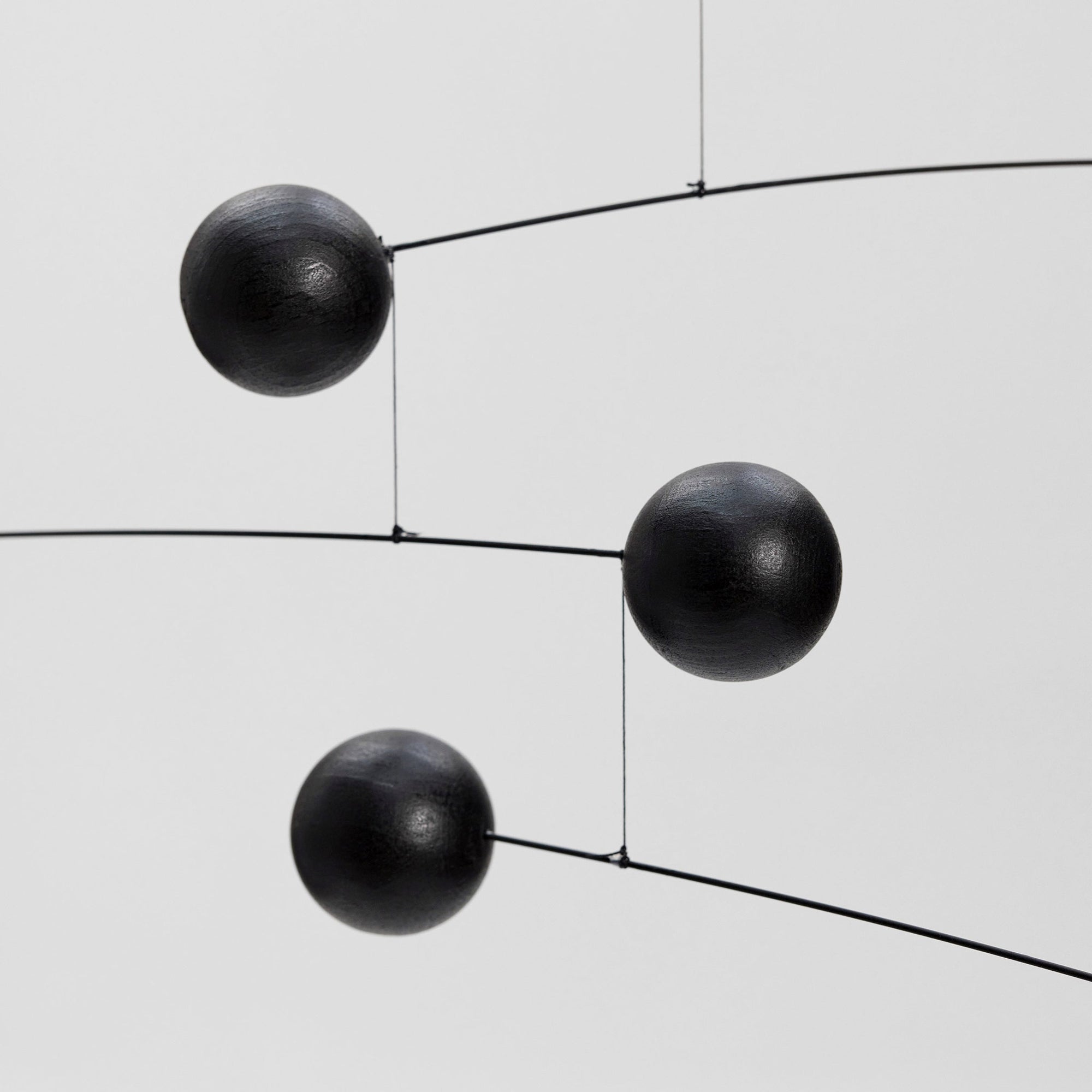 Flensted Mobiles（フレンステッド・モビール）は、1953年創業のデンマーク発・モビール専門ブランド。北欧デザインの文脈に立脚し、造形・質量配分・回転慣性を最適化して、わずかな気流でも自律的に表情を変える構成美を追求します。各パーツは重心とトルクの釣り合いを精密に設計し、静止と運動のあいだを往還する“動く彫刻”として空間に時間軸を付与。代表作「Lucky Storks」から幾何学、鳥類、気球まで多彩で、紙・ステンレス・木材の軽量構造は施工負荷が小さく、住宅・商業・ホスピタリティ・キッズ空間に適合します。現在もデンマーク国内で手作業組立・品質管理を徹底し、視覚ノイズを抑えた運動リズムが集中・鎮静・遊び心をもたらします。北欧インテリアの天井飾りや吊り下げモビールとして、リビング・子供部屋・出産祝いギフトに最適なデンマーク製の正規品です。