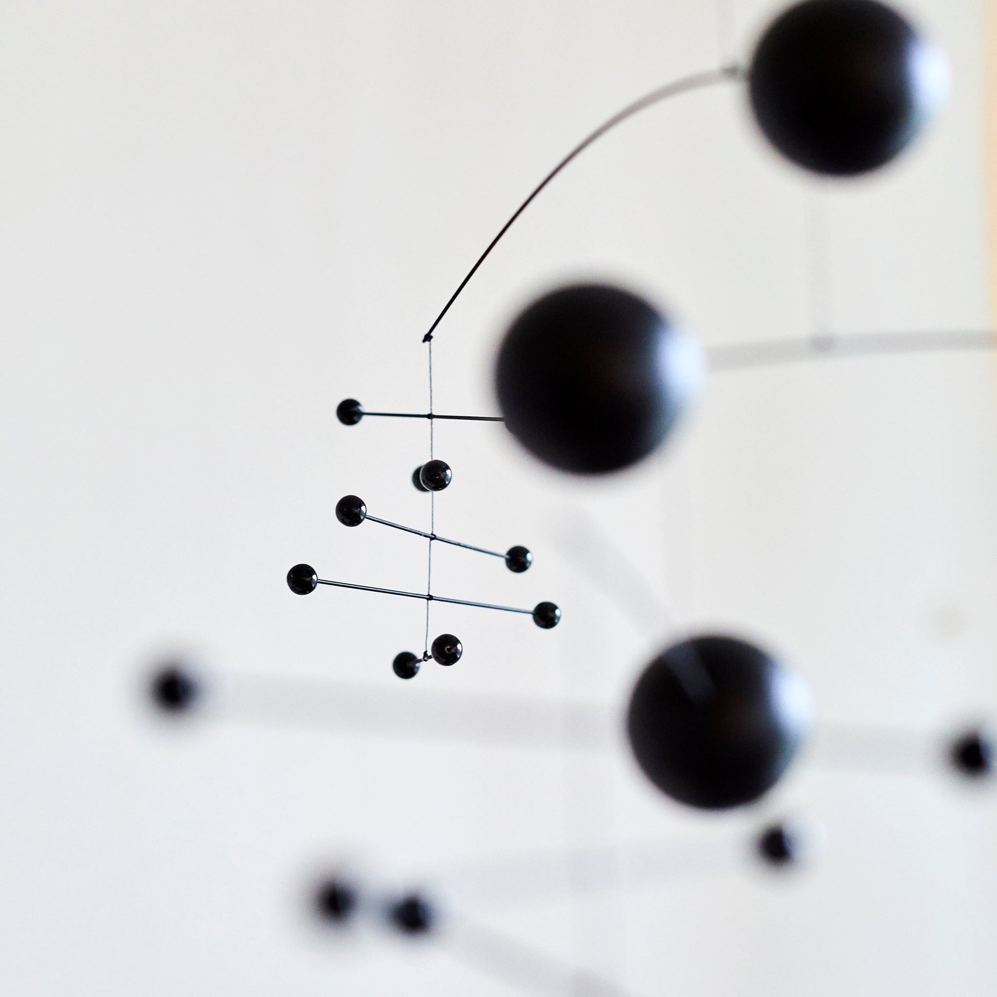 Flensted Mobiles（フレンステッド・モビール）は、1953年創業のデンマーク発・モビール専門ブランド。北欧デザインの文脈に立脚し、造形・質量配分・回転慣性を最適化して、わずかな気流でも自律的に表情を変える構成美を追求します。各パーツは重心とトルクの釣り合いを精密に設計し、静止と運動のあいだを往還する“動く彫刻”として空間に時間軸を付与。代表作「Lucky Storks」から幾何学、鳥類、気球まで多彩で、紙・ステンレス・木材の軽量構造は施工負荷が小さく、住宅・商業・ホスピタリティ・キッズ空間に適合します。現在もデンマーク国内で手作業組立・品質管理を徹底し、視覚ノイズを抑えた運動リズムが集中・鎮静・遊び心をもたらします。北欧インテリアの天井飾りや吊り下げモビールとして、リビング・子供部屋・出産祝いギフトに最適なデンマーク製の正規品です。