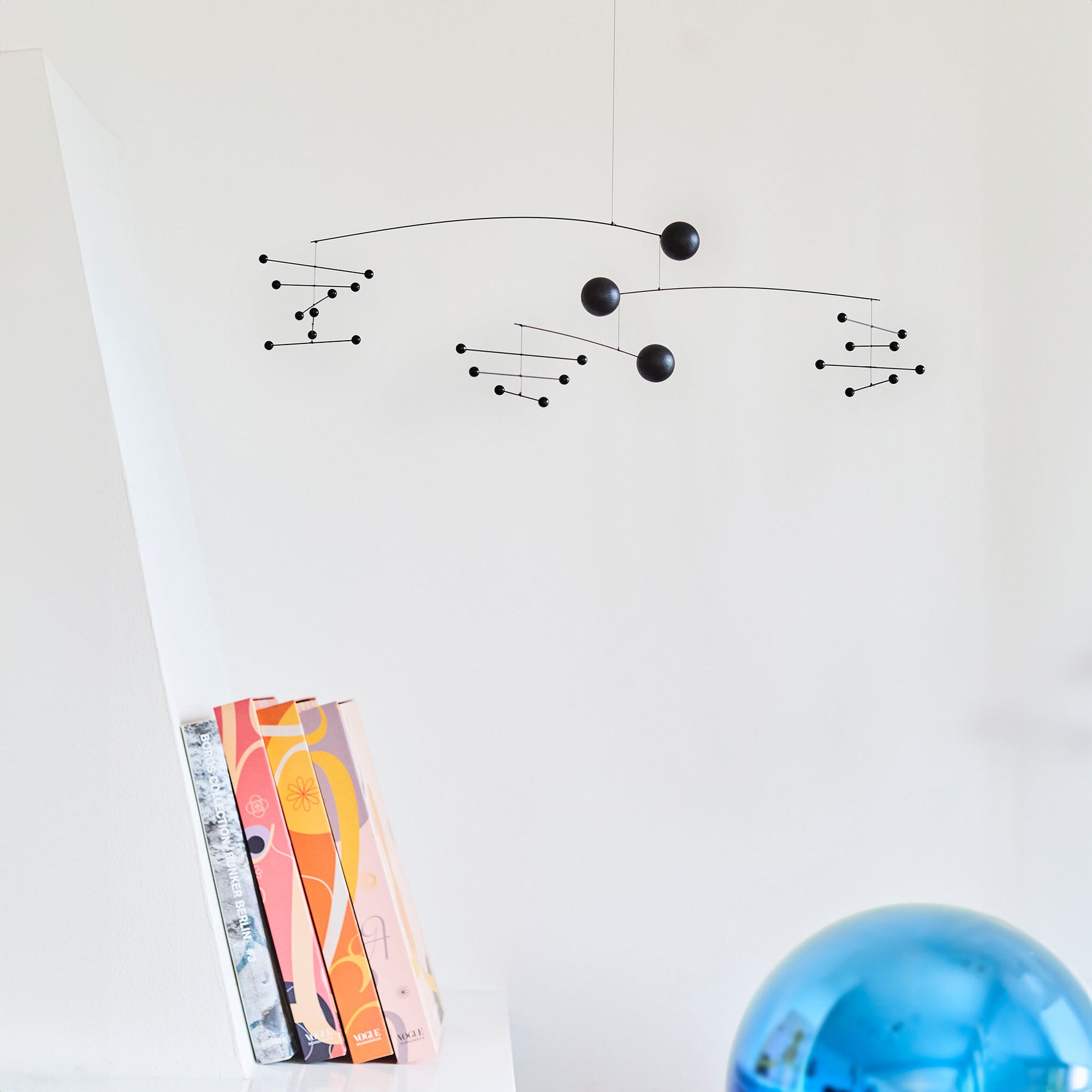 Flensted Mobiles（フレンステッド・モビール）は、1953年創業のデンマーク発・モビール専門ブランド。北欧デザインの文脈に立脚し、造形・質量配分・回転慣性を最適化して、わずかな気流でも自律的に表情を変える構成美を追求します。各パーツは重心とトルクの釣り合いを精密に設計し、静止と運動のあいだを往還する“動く彫刻”として空間に時間軸を付与。代表作「Lucky Storks」から幾何学、鳥類、気球まで多彩で、紙・ステンレス・木材の軽量構造は施工負荷が小さく、住宅・商業・ホスピタリティ・キッズ空間に適合します。現在もデンマーク国内で手作業組立・品質管理を徹底し、視覚ノイズを抑えた運動リズムが集中・鎮静・遊び心をもたらします。北欧インテリアの天井飾りや吊り下げモビールとして、リビング・子供部屋・出産祝いギフトに最適なデンマーク製の正規品です。