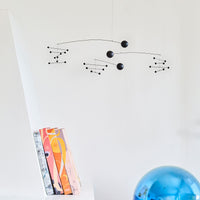 Flensted Mobiles（フレンステッド・モビール）は、1953年創業のデンマーク発・モビール専門ブランド。北欧デザインの文脈に立脚し、造形・質量配分・回転慣性を最適化して、わずかな気流でも自律的に表情を変える構成美を追求します。各パーツは重心とトルクの釣り合いを精密に設計し、静止と運動のあいだを往還する“動く彫刻”として空間に時間軸を付与。代表作「Lucky Storks」から幾何学、鳥類、気球まで多彩で、紙・ステンレス・木材の軽量構造は施工負荷が小さく、住宅・商業・ホスピタリティ・キッズ空間に適合します。現在もデンマーク国内で手作業組立・品質管理を徹底し、視覚ノイズを抑えた運動リズムが集中・鎮静・遊び心をもたらします。北欧インテリアの天井飾りや吊り下げモビールとして、リビング・子供部屋・出産祝いギフトに最適なデンマーク製の正規品です。