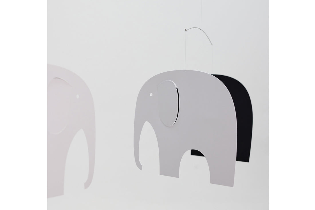 Flensted Hanging Art（フレンステッド・ハンギングアート）は、1954年にデンマークで誕生した北欧モビールの老舗ブランドです。創業者クリスチャン・フレンステッドと妻グレーテが自宅で最初のモビールを作ったことから始まり、現在も家族経営のもと、すべて手作業で丁寧に製作されています。風や空気の流れで繊細に揺れるモビールは、リビングや寝室、子供部屋、玄関、オフィスなど、さまざまな空間に静けさと調和をもたらします。北欧インテリアやモダンアートと調和するシンプルで洗練されたデザインは、出産祝いや引越し祝い、誕生日などのギフトにも最適。2024年にはブランド名を「Flensted mobiles」から「Flensted Hanging Art」へ刷新し、アート性とハンドメイドの温もりをそのままに、より現代的な世界観を発信しています。癒しの空間演出を求める方におすすめのインテリアアートです。