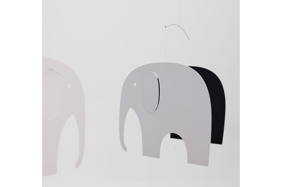 Flensted Hanging Art（フレンステッド・ハンギングアート）は、1954年にデンマークで誕生した北欧モビールの老舗ブランドです。創業者クリスチャン・フレンステッドと妻グレーテが自宅で最初のモビールを作ったことから始まり、現在も家族経営のもと、すべて手作業で丁寧に製作されています。風や空気の流れで繊細に揺れるモビールは、リビングや寝室、子供部屋、玄関、オフィスなど、さまざまな空間に静けさと調和をもたらします。北欧インテリアやモダンアートと調和するシンプルで洗練されたデザインは、出産祝いや引越し祝い、誕生日などのギフトにも最適。2024年にはブランド名を「Flensted mobiles」から「Flensted Hanging Art」へ刷新し、アート性とハンドメイドの温もりをそのままに、より現代的な世界観を発信しています。癒しの空間演出を求める方におすすめのインテリアアートです。