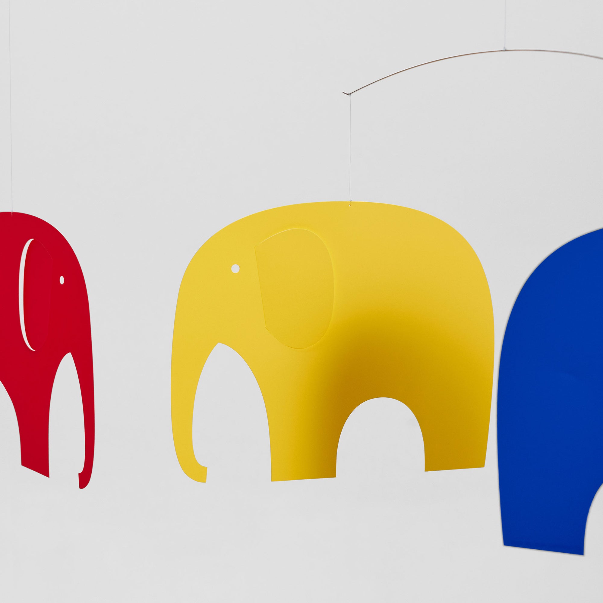 Flensted Mobiles（フレンステッド・モビール）は、1953年創業のデンマーク発・モビール専門ブランド。北欧デザインの文脈に立脚し、造形・質量配分・回転慣性を最適化して、わずかな気流でも自律的に表情を変える構成美を追求します。各パーツは重心とトルクの釣り合いを精密に設計し、静止と運動のあいだを往還する“動く彫刻”として空間に時間軸を付与。代表作「Lucky Storks」から幾何学、鳥類、気球まで多彩で、紙・ステンレス・木材の軽量構造は施工負荷が小さく、住宅・商業・ホスピタリティ・キッズ空間に適合します。現在もデンマーク国内で手作業組立・品質管理を徹底し、視覚ノイズを抑えた運動リズムが集中・鎮静・遊び心をもたらします。北欧インテリアの天井飾りや吊り下げモビールとして、リビング・子供部屋・出産祝いギフトに最適なデンマーク製の正規品です。