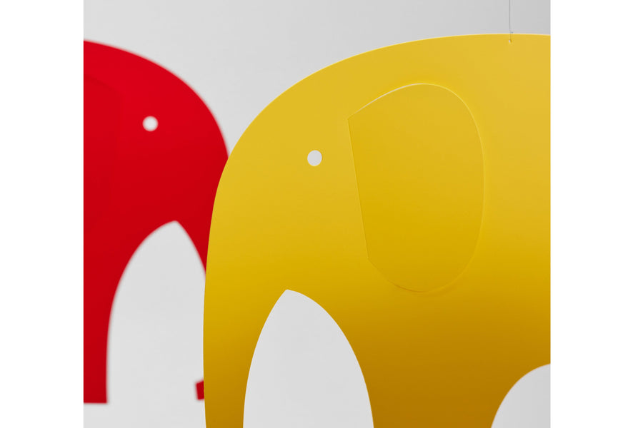 Flensted Hanging Art（フレンステッド・ハンギングアート）は、1954年にデンマークで誕生した北欧モビールの老舗ブランドです。創業者クリスチャン・フレンステッドと妻グレーテが自宅で最初のモビールを作ったことから始まり、現在も家族経営のもと、すべて手作業で丁寧に製作されています。風や空気の流れで繊細に揺れるモビールは、リビングや寝室、子供部屋、玄関、オフィスなど、さまざまな空間に静けさと調和をもたらします。北欧インテリアやモダンアートと調和するシンプルで洗練されたデザインは、出産祝いや引越し祝い、誕生日などのギフトにも最適。2024年にはブランド名を「Flensted mobiles」から「Flensted Hanging Art」へ刷新し、アート性とハンドメイドの温もりをそのままに、より現代的な世界観を発信しています。癒しの空間演出を求める方におすすめのインテリアアートです。