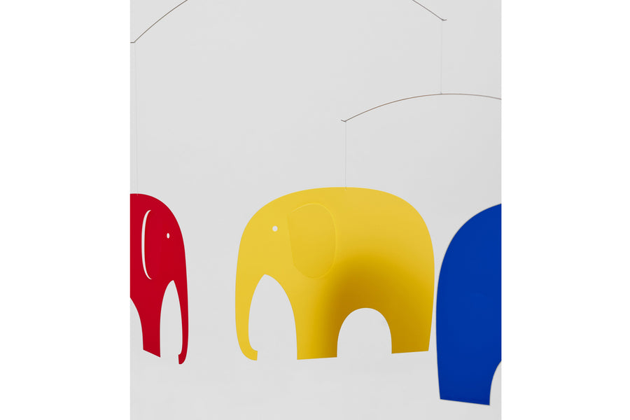 Flensted Hanging Art（フレンステッド・ハンギングアート）は、1954年にデンマークで誕生した北欧モビールの老舗ブランドです。創業者クリスチャン・フレンステッドと妻グレーテが自宅で最初のモビールを作ったことから始まり、現在も家族経営のもと、すべて手作業で丁寧に製作されています。風や空気の流れで繊細に揺れるモビールは、リビングや寝室、子供部屋、玄関、オフィスなど、さまざまな空間に静けさと調和をもたらします。北欧インテリアやモダンアートと調和するシンプルで洗練されたデザインは、出産祝いや引越し祝い、誕生日などのギフトにも最適。2024年にはブランド名を「Flensted mobiles」から「Flensted Hanging Art」へ刷新し、アート性とハンドメイドの温もりをそのままに、より現代的な世界観を発信しています。癒しの空間演出を求める方におすすめのインテリアアートです。
