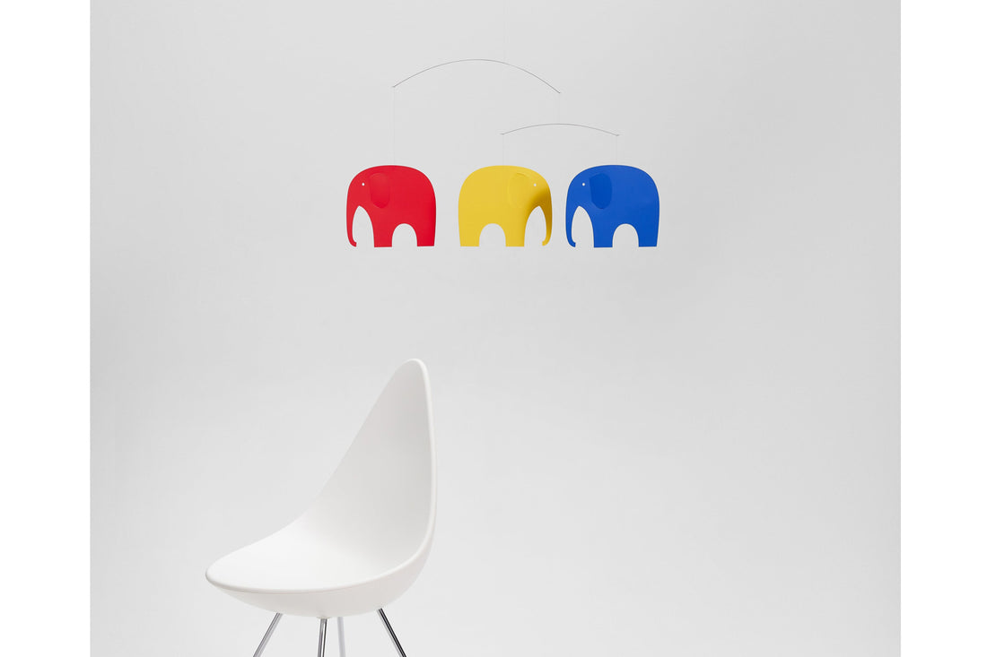 Flensted Hanging Art（フレンステッド・ハンギングアート）は、1954年にデンマークで誕生した北欧モビールの老舗ブランドです。創業者クリスチャン・フレンステッドと妻グレーテが自宅で最初のモビールを作ったことから始まり、現在も家族経営のもと、すべて手作業で丁寧に製作されています。風や空気の流れで繊細に揺れるモビールは、リビングや寝室、子供部屋、玄関、オフィスなど、さまざまな空間に静けさと調和をもたらします。北欧インテリアやモダンアートと調和するシンプルで洗練されたデザインは、出産祝いや引越し祝い、誕生日などのギフトにも最適。2024年にはブランド名を「Flensted mobiles」から「Flensted Hanging Art」へ刷新し、アート性とハンドメイドの温もりをそのままに、より現代的な世界観を発信しています。癒しの空間演出を求める方におすすめのインテリアアートです。