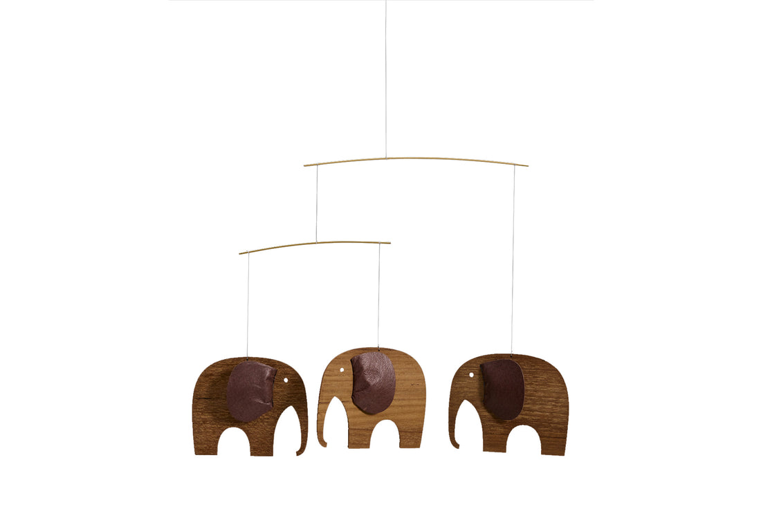 Flensted Hanging Art（フレンステッド・ハンギングアート）は、1954年にデンマークで誕生した北欧モビールの老舗ブランドです。創業者クリスチャン・フレンステッドと妻グレーテが自宅で最初のモビールを作ったことから始まり、現在も家族経営のもと、すべて手作業で丁寧に製作されています。風や空気の流れで繊細に揺れるモビールは、リビングや寝室、子供部屋、玄関、オフィスなど、さまざまな空間に静けさと調和をもたらします。北欧インテリアやモダンアートと調和するシンプルで洗練されたデザインは、出産祝いや引越し祝い、誕生日などのギフトにも最適。2024年にはブランド名を「Flensted mobiles」から「Flensted Hanging Art」へ刷新し、アート性とハンドメイドの温もりをそのままに、より現代的な世界観を発信しています。癒しの空間演出を求める方におすすめのインテリアアートです。