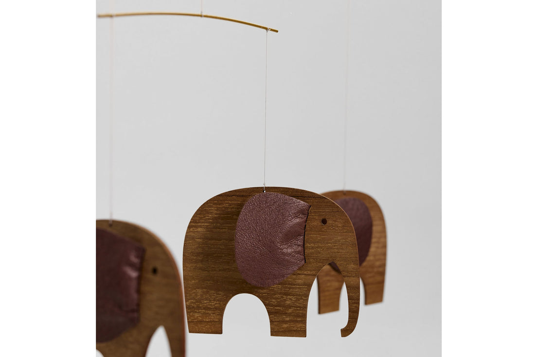 Flensted Hanging Art（フレンステッド・ハンギングアート）は、1954年にデンマークで誕生した北欧モビールの老舗ブランドです。創業者クリスチャン・フレンステッドと妻グレーテが自宅で最初のモビールを作ったことから始まり、現在も家族経営のもと、すべて手作業で丁寧に製作されています。風や空気の流れで繊細に揺れるモビールは、リビングや寝室、子供部屋、玄関、オフィスなど、さまざまな空間に静けさと調和をもたらします。北欧インテリアやモダンアートと調和するシンプルで洗練されたデザインは、出産祝いや引越し祝い、誕生日などのギフトにも最適。2024年にはブランド名を「Flensted mobiles」から「Flensted Hanging Art」へ刷新し、アート性とハンドメイドの温もりをそのままに、より現代的な世界観を発信しています。癒しの空間演出を求める方におすすめのインテリアアートです。