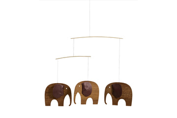 Flensted Hanging Art（フレンステッド・ハンギングアート）は、1954年にデンマークで誕生した北欧モビールの老舗ブランドです。創業者クリスチャン・フレンステッドと妻グレーテが自宅で最初のモビールを作ったことから始まり、現在も家族経営のもと、すべて手作業で丁寧に製作されています。風や空気の流れで繊細に揺れるモビールは、リビングや寝室、子供部屋、玄関、オフィスなど、さまざまな空間に静けさと調和をもたらします。北欧インテリアやモダンアートと調和するシンプルで洗練されたデザインは、出産祝いや引越し祝い、誕生日などのギフトにも最適。2024年にはブランド名を「Flensted mobiles」から「Flensted Hanging Art」へ刷新し、アート性とハンドメイドの温もりをそのままに、より現代的な世界観を発信しています。癒しの空間演出を求める方におすすめのインテリアアートです。