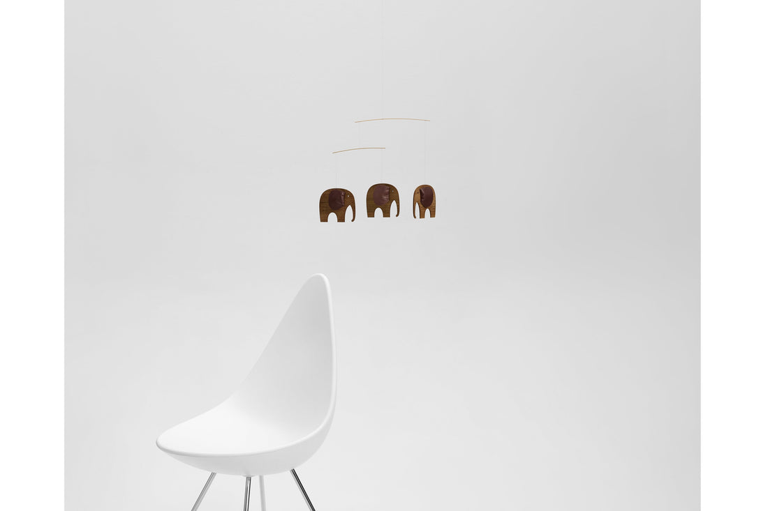 Flensted Hanging Art（フレンステッド・ハンギングアート）は、1954年にデンマークで誕生した北欧モビールの老舗ブランドです。創業者クリスチャン・フレンステッドと妻グレーテが自宅で最初のモビールを作ったことから始まり、現在も家族経営のもと、すべて手作業で丁寧に製作されています。風や空気の流れで繊細に揺れるモビールは、リビングや寝室、子供部屋、玄関、オフィスなど、さまざまな空間に静けさと調和をもたらします。北欧インテリアやモダンアートと調和するシンプルで洗練されたデザインは、出産祝いや引越し祝い、誕生日などのギフトにも最適。2024年にはブランド名を「Flensted mobiles」から「Flensted Hanging Art」へ刷新し、アート性とハンドメイドの温もりをそのままに、より現代的な世界観を発信しています。癒しの空間演出を求める方におすすめのインテリアアートです。
