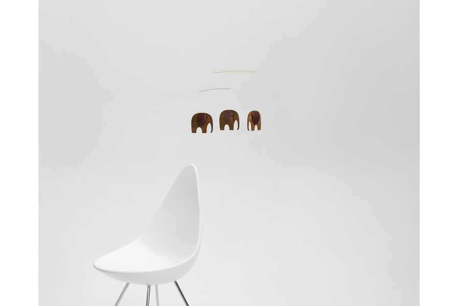 Flensted Hanging Art（フレンステッド・ハンギングアート）は、1954年にデンマークで誕生した北欧モビールの老舗ブランドです。創業者クリスチャン・フレンステッドと妻グレーテが自宅で最初のモビールを作ったことから始まり、現在も家族経営のもと、すべて手作業で丁寧に製作されています。風や空気の流れで繊細に揺れるモビールは、リビングや寝室、子供部屋、玄関、オフィスなど、さまざまな空間に静けさと調和をもたらします。北欧インテリアやモダンアートと調和するシンプルで洗練されたデザインは、出産祝いや引越し祝い、誕生日などのギフトにも最適。2024年にはブランド名を「Flensted mobiles」から「Flensted Hanging Art」へ刷新し、アート性とハンドメイドの温もりをそのままに、より現代的な世界観を発信しています。癒しの空間演出を求める方におすすめのインテリアアートです。