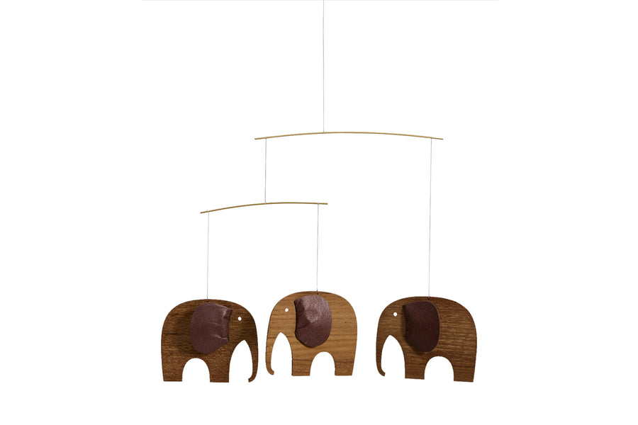 Flensted Hanging Art（フレンステッド・ハンギングアート）は、1954年にデンマークで誕生した北欧モビールの老舗ブランドです。創業者クリスチャン・フレンステッドと妻グレーテが自宅で最初のモビールを作ったことから始まり、現在も家族経営のもと、すべて手作業で丁寧に製作されています。風や空気の流れで繊細に揺れるモビールは、リビングや寝室、子供部屋、玄関、オフィスなど、さまざまな空間に静けさと調和をもたらします。北欧インテリアやモダンアートと調和するシンプルで洗練されたデザインは、出産祝いや引越し祝い、誕生日などのギフトにも最適。2024年にはブランド名を「Flensted mobiles」から「Flensted Hanging Art」へ刷新し、アート性とハンドメイドの温もりをそのままに、より現代的な世界観を発信しています。癒しの空間演出を求める方におすすめのインテリアアートです。