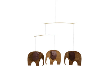 Flensted Hanging Art（フレンステッド・ハンギングアート）は、1954年にデンマークで誕生した北欧モビールの老舗ブランドです。創業者クリスチャン・フレンステッドと妻グレーテが自宅で最初のモビールを作ったことから始まり、現在も家族経営のもと、すべて手作業で丁寧に製作されています。風や空気の流れで繊細に揺れるモビールは、リビングや寝室、子供部屋、玄関、オフィスなど、さまざまな空間に静けさと調和をもたらします。北欧インテリアやモダンアートと調和するシンプルで洗練されたデザインは、出産祝いや引越し祝い、誕生日などのギフトにも最適。2024年にはブランド名を「Flensted mobiles」から「Flensted Hanging Art」へ刷新し、アート性とハンドメイドの温もりをそのままに、より現代的な世界観を発信しています。癒しの空間演出を求める方におすすめのインテリアアートです。