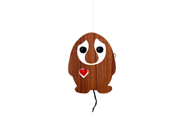 Flensted Hanging Art（フレンステッド・ハンギングアート）は、1954年にデンマークで誕生した北欧モビールの老舗ブランドです。創業者クリスチャン・フレンステッドと妻グレーテが自宅で最初のモビールを作ったことから始まり、現在も家族経営のもと、すべて手作業で丁寧に製作されています。風や空気の流れで繊細に揺れるモビールは、リビングや寝室、子供部屋、玄関、オフィスなど、さまざまな空間に静けさと調和をもたらします。北欧インテリアやモダンアートと調和するシンプルで洗練されたデザインは、出産祝いや引越し祝い、誕生日などのギフトにも最適。2024年にはブランド名を「Flensted mobiles」から「Flensted Hanging Art」へ刷新し、アート性とハンドメイドの温もりをそのままに、より現代的な世界観を発信しています。癒しの空間演出を求める方におすすめのインテリアアートです。