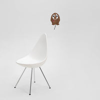 Flensted Mobiles（フレンステッド・モビール）は、1953年創業のデンマーク発・モビール専門ブランド。北欧デザインの文脈に立脚し、造形・質量配分・回転慣性を最適化して、わずかな気流でも自律的に表情を変える構成美を追求します。各パーツは重心とトルクの釣り合いを精密に設計し、静止と運動のあいだを往還する“動く彫刻”として空間に時間軸を付与。代表作「Lucky Storks」から幾何学、鳥類、気球まで多彩で、紙・ステンレス・木材の軽量構造は施工負荷が小さく、住宅・商業・ホスピタリティ・キッズ空間に適合します。現在もデンマーク国内で手作業組立・品質管理を徹底し、視覚ノイズを抑えた運動リズムが集中・鎮静・遊び心をもたらします。北欧インテリアの天井飾りや吊り下げモビールとして、リビング・子供部屋・出産祝いギフトに最適なデンマーク製の正規品です。